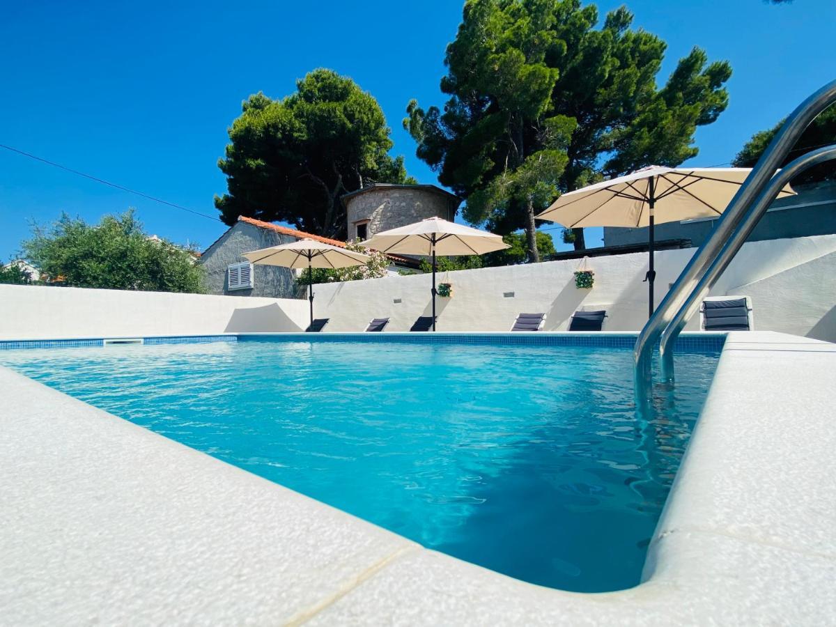 Sea-Views Brazza Apartments With Private Pool Милна Екстериор снимка