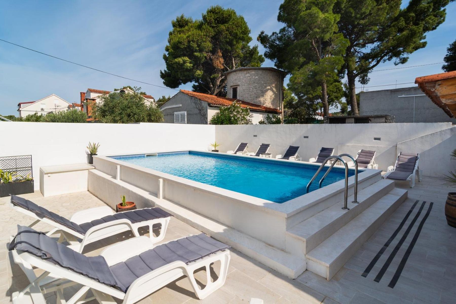 Sea-Views Brazza Apartments With Private Pool Милна Екстериор снимка