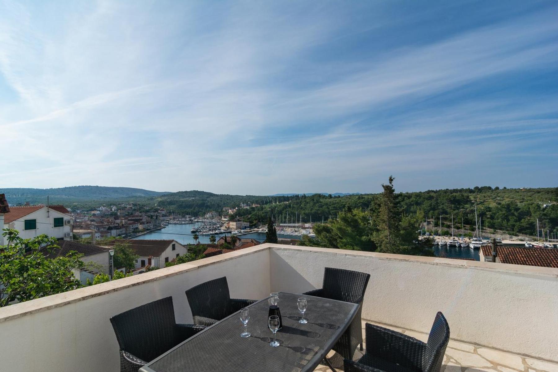 Sea-Views Brazza Apartments With Private Pool Милна Екстериор снимка