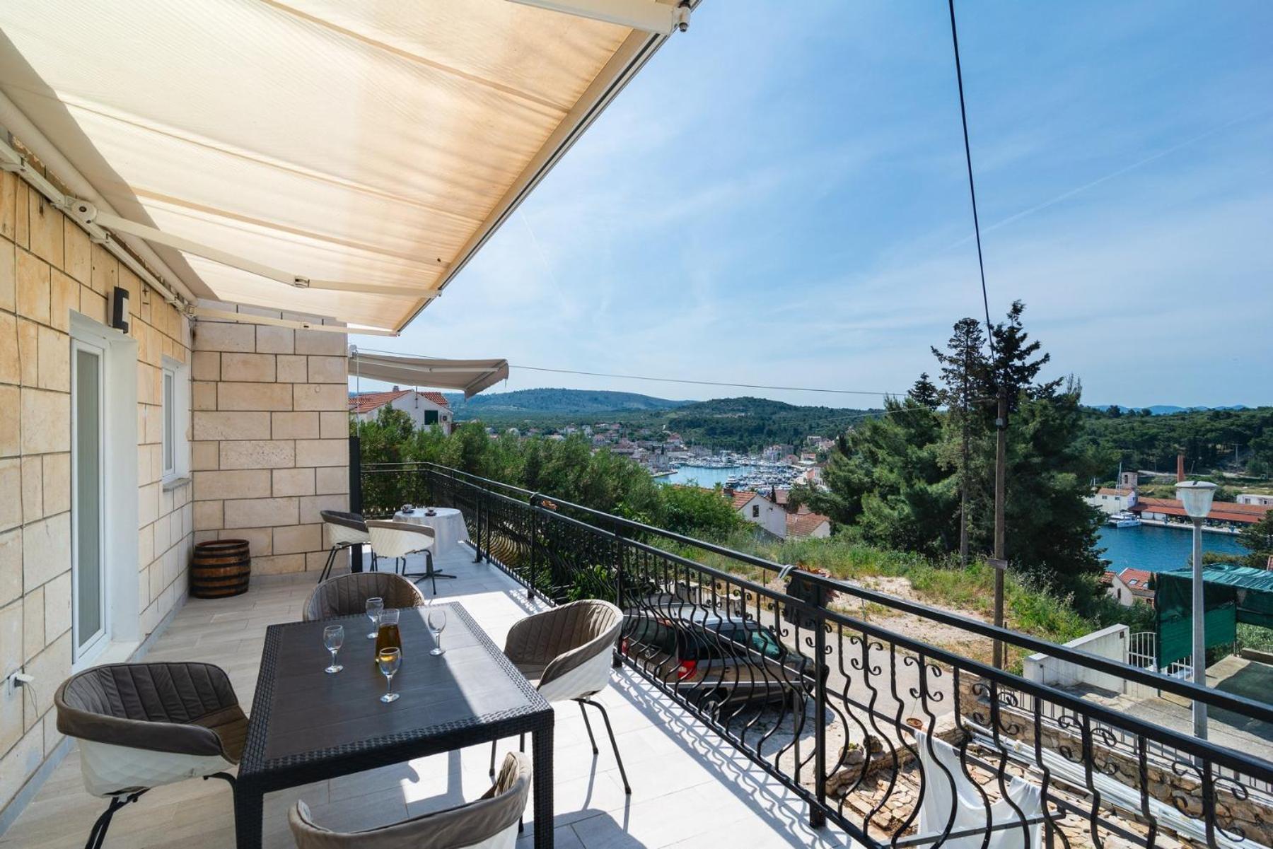 Sea-Views Brazza Apartments With Private Pool Милна Екстериор снимка