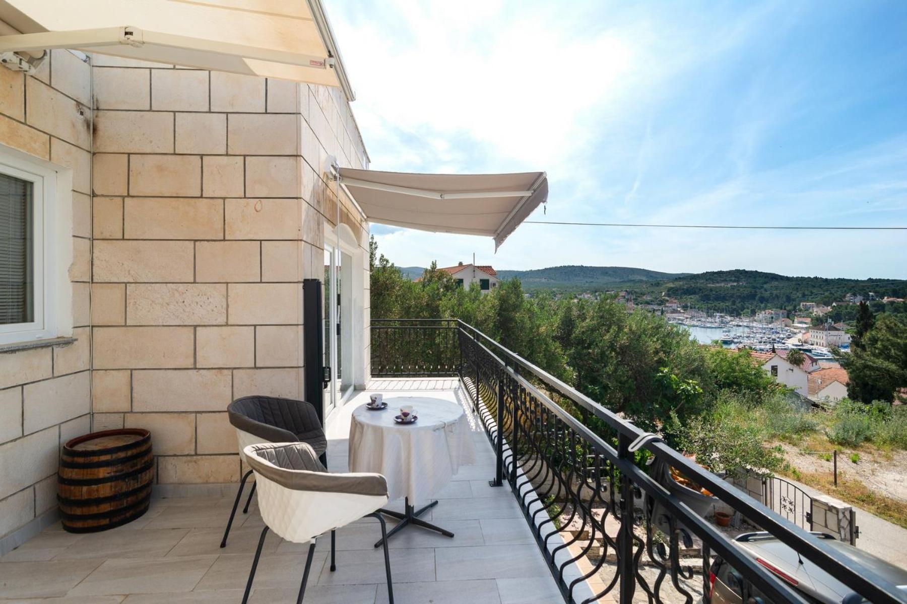 Sea-Views Brazza Apartments With Private Pool Милна Екстериор снимка