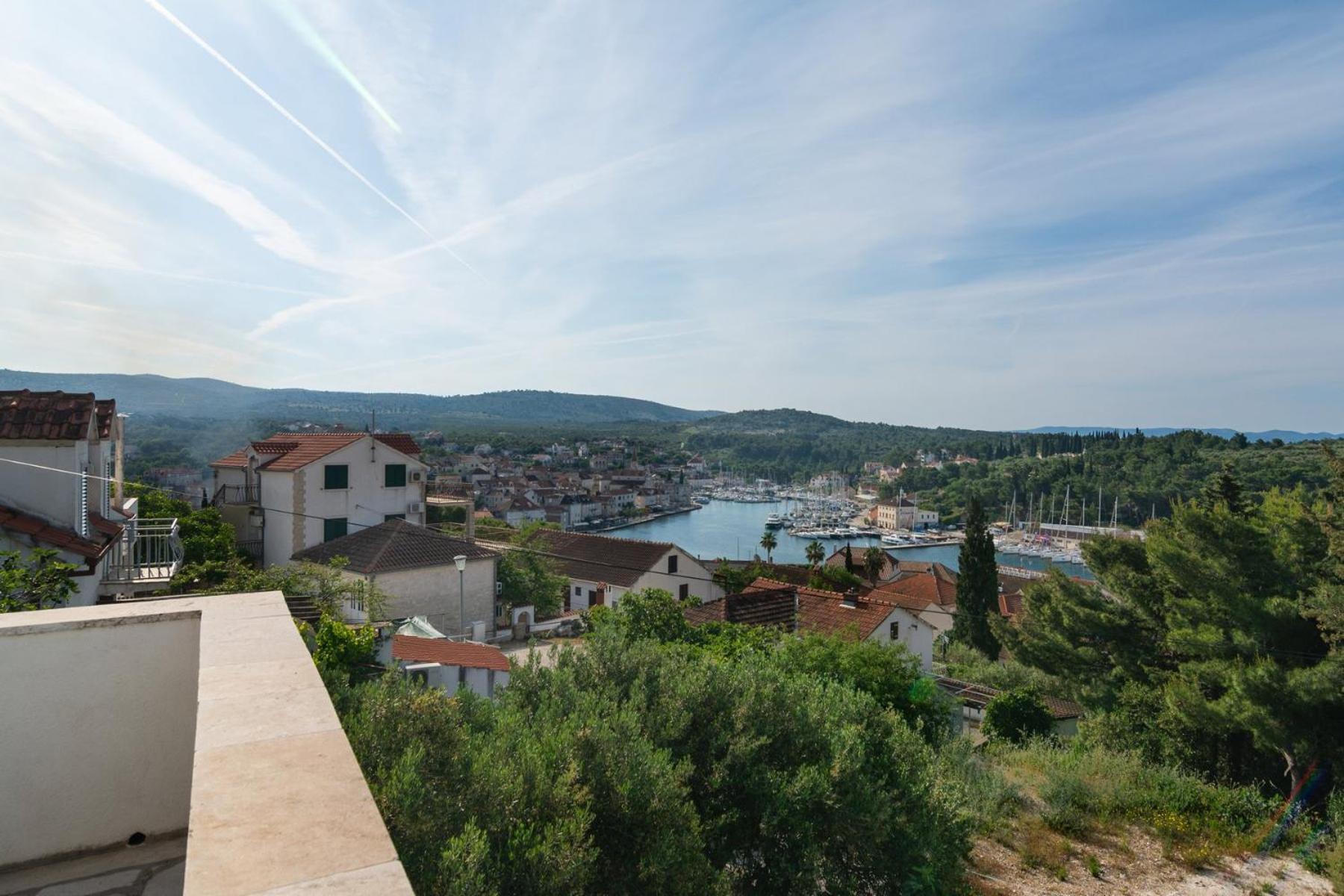 Sea-Views Brazza Apartments With Private Pool Милна Екстериор снимка
