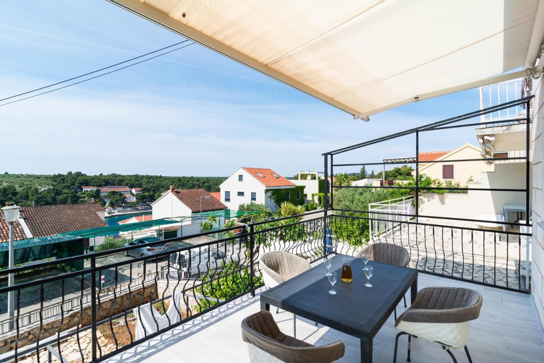 Sea-Views Brazza Apartments With Private Pool Милна Екстериор снимка